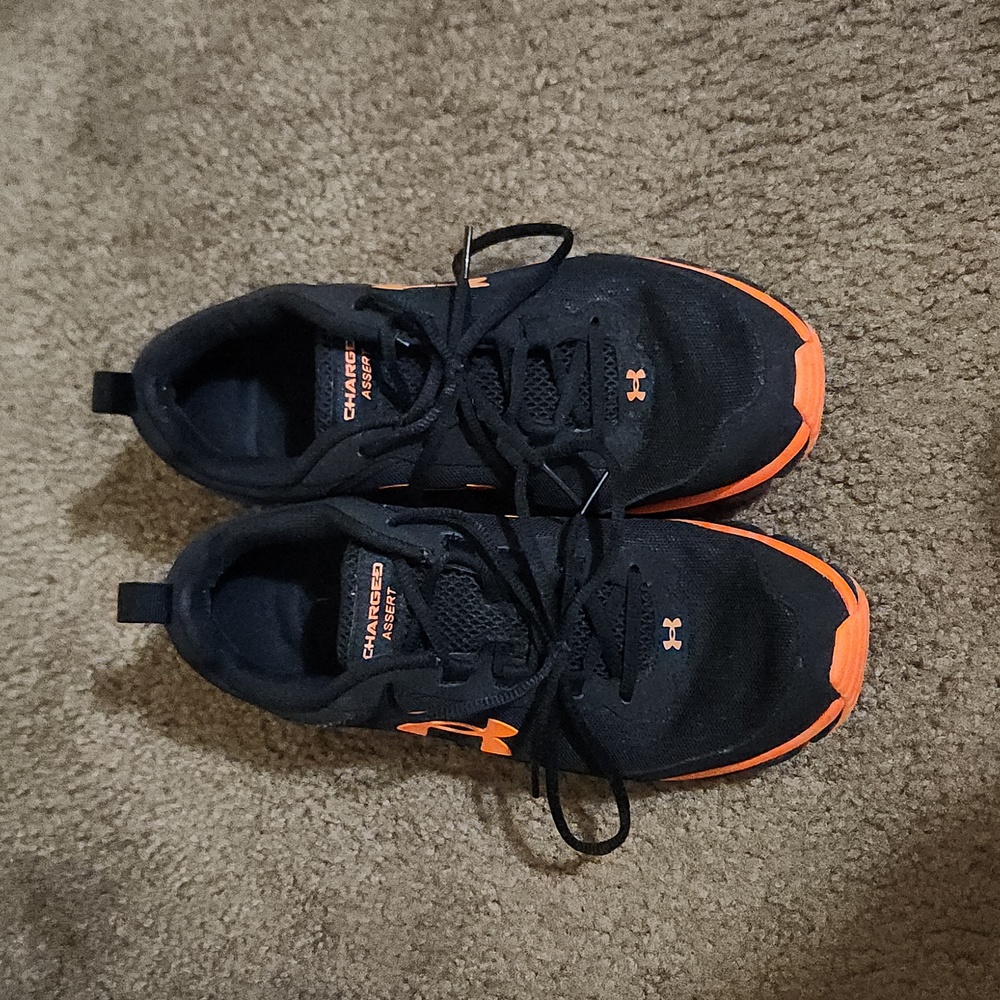 Under Armour Men's Size 9 black and orange Running shoes